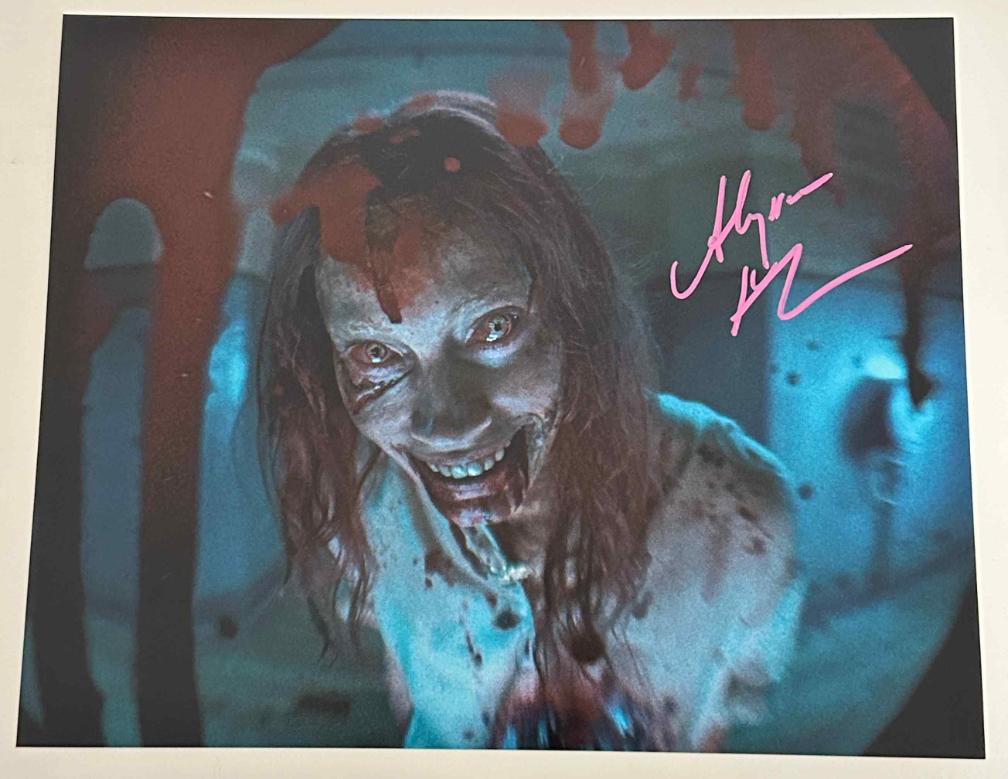 Alyssa Sutherland original Autogramm auf 20x25 Evil Dead Rise Foto