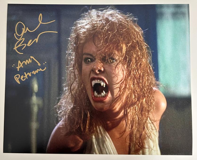 Amanda Bearse original Autogramm auf 20x25 Fright Night Foto