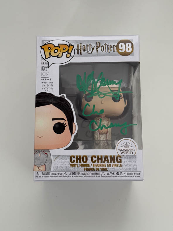 Katie Leung aka Cho Chang original Autogramm mit Charakter Name auf Harry Potter Funko Pop 98 - grün 