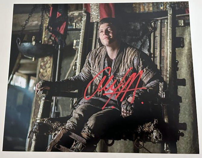 Alex Hogh Andersen - Ivar der Knochenlose original Autogramm auf 20x25 Foto VIKINGS