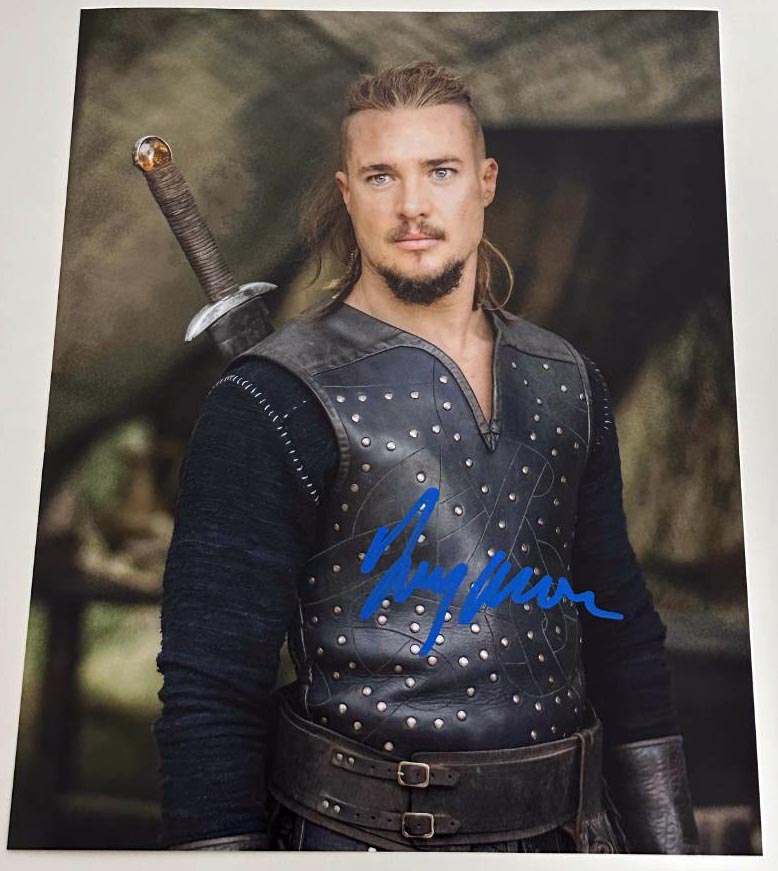 Alexander Dreymon aka Uhtred original Autogramm auf 20x25 The Last Kingdom Foto