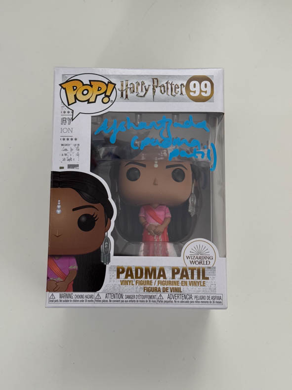 Afshan Azad aka Padma Patil original Autogramm mit Charakter Name auf Harry Potter Funko Pop 99 - blau