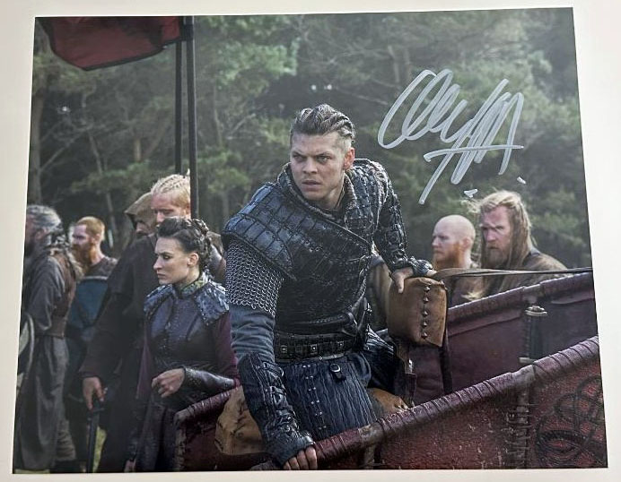 Alex Hogh Andersen - Ivar der Knochenlose original Autogramm auf 20x25 Foto VIKINGS