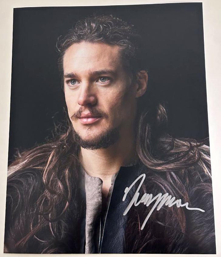 Alexander Dreymon aka Uhtred original Autogramm auf 20x25 The Last Kingdom Foto