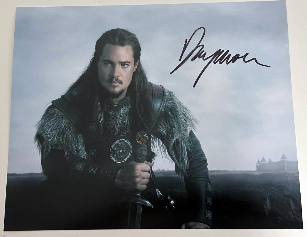 Alexander Dreymon aka Uhtred original Autogramm auf 20x25 The Last Kingdom Foto