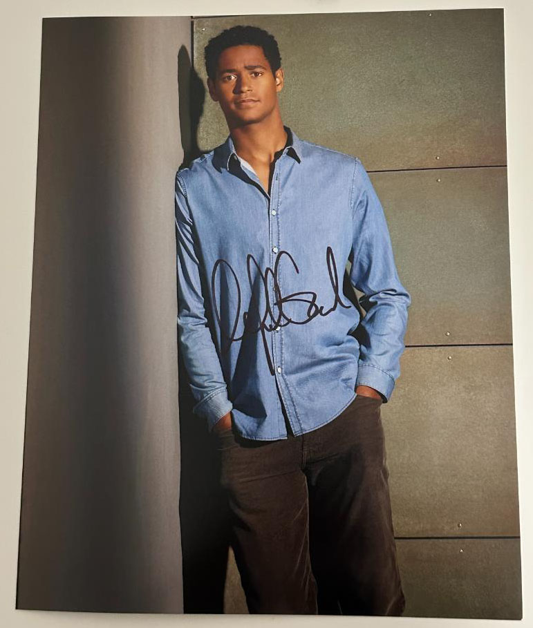 Alfred Enoch original Autogramm auf 20x25 How to Get Away with Murder Foto
