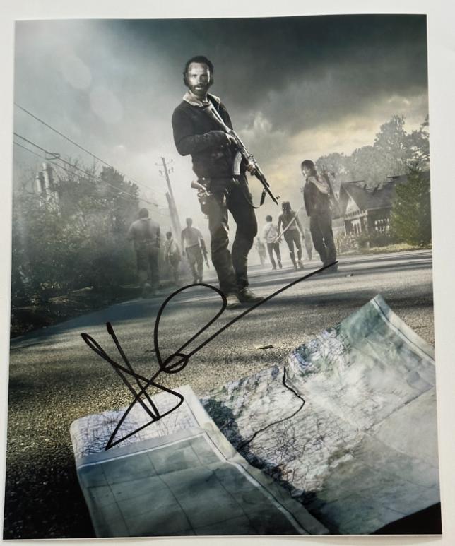 Andrew Lincoln aka Rick Grimes original Autogramm auf 20x25 Walking Dead Foto